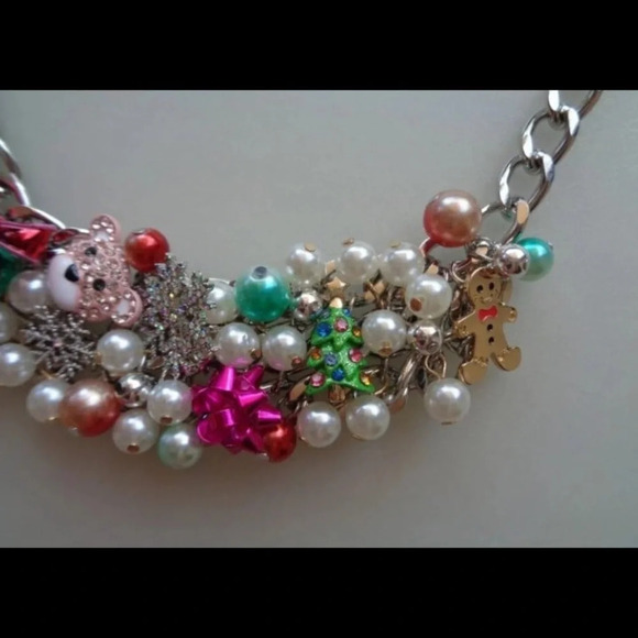 BETSEY JOHNSON SET Christmas Revival Charm Necklace Bracelet 2 Pair Earrings NWT - Picture 3 of 16